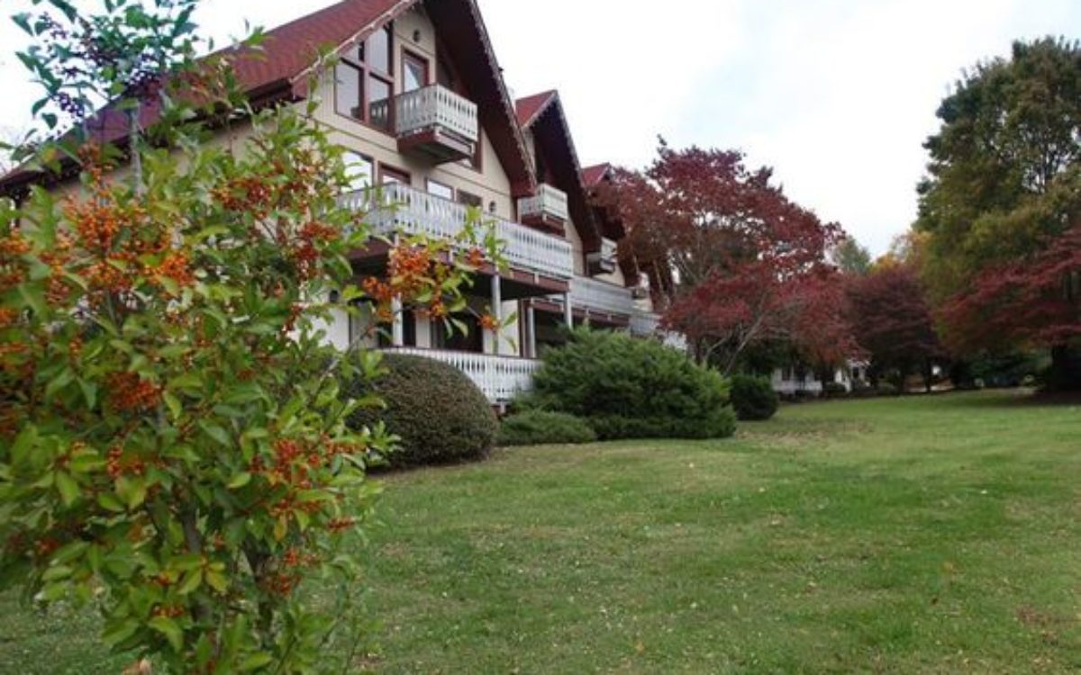 Closeup of vacation rentals at Loreley Resort