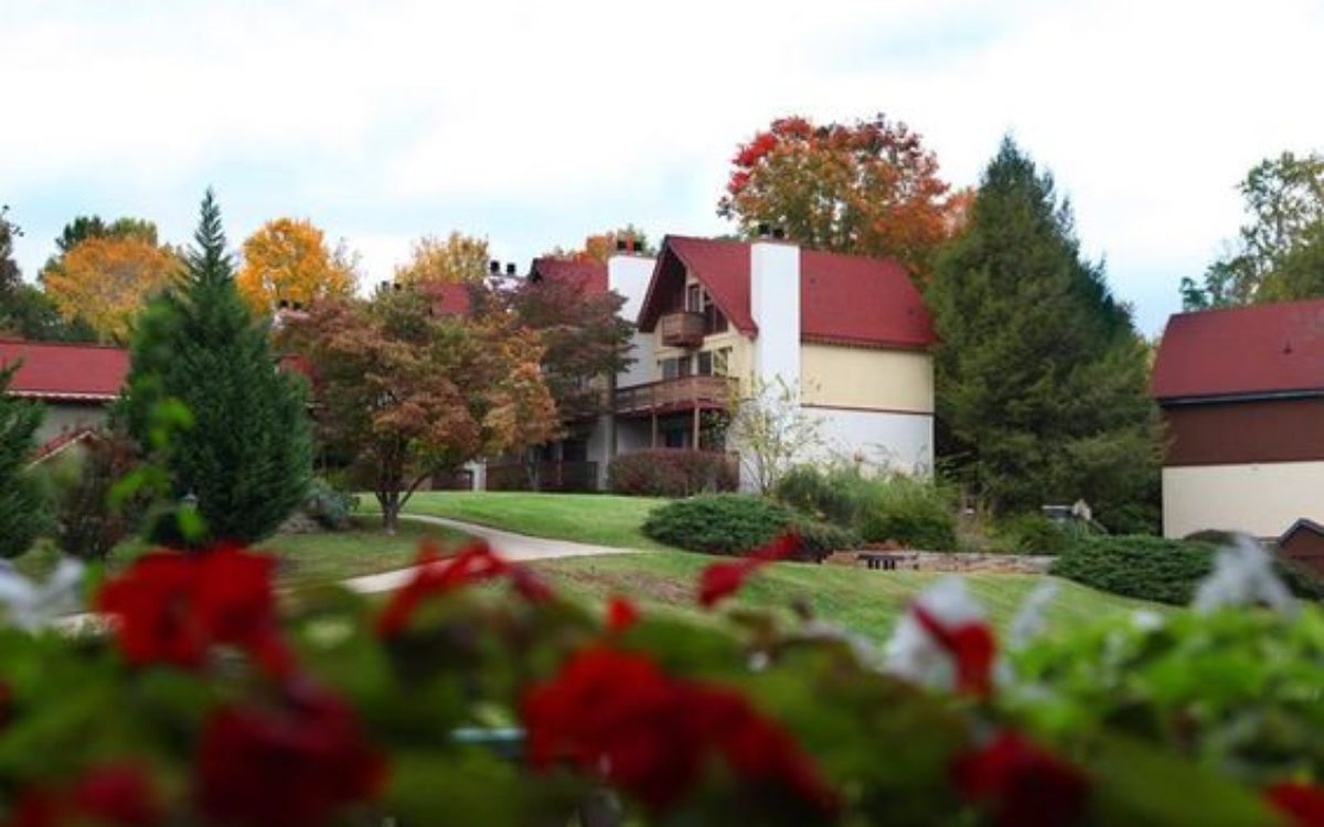 Beautiful grounds in the fall at Loreley Resort