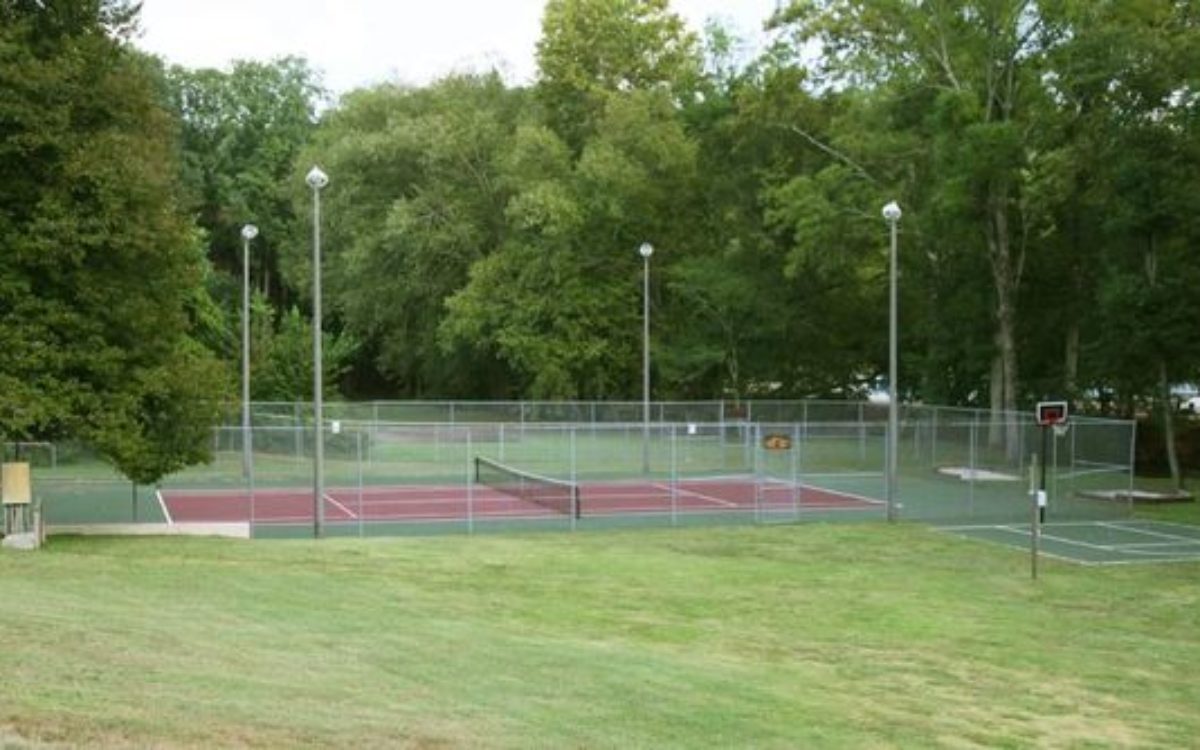 Tennis courts and basketball hoop at Loreley Resort