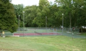 Tennis courts and basketball hoop at Loreley Resort