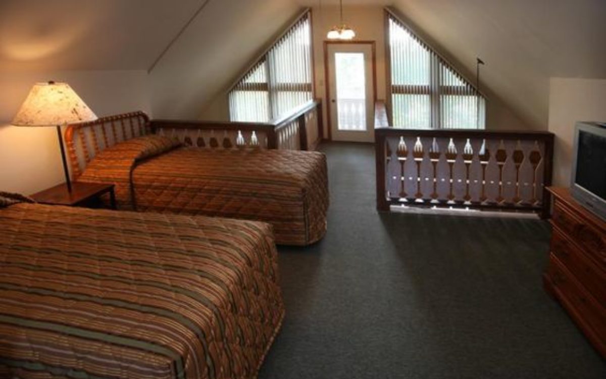 Loft bedroom with two twin beds in condo rental at Loreley Resort