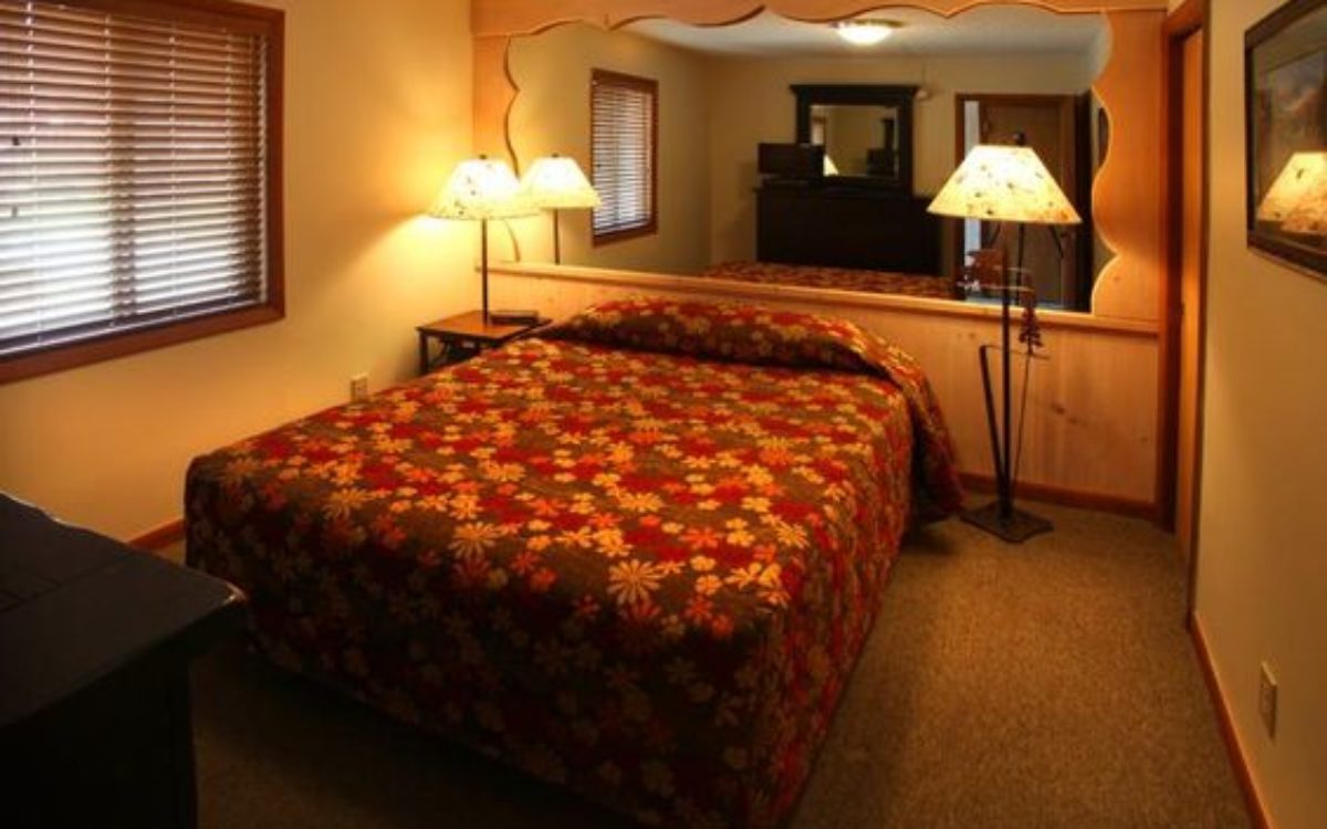 bedroom with queen bed in 1 bedroom Helen Ga condo rental at Loreley Resort