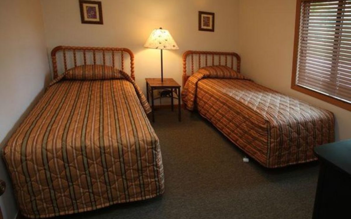Two twin beds in guest bedroom of Loreley Resort condo rental