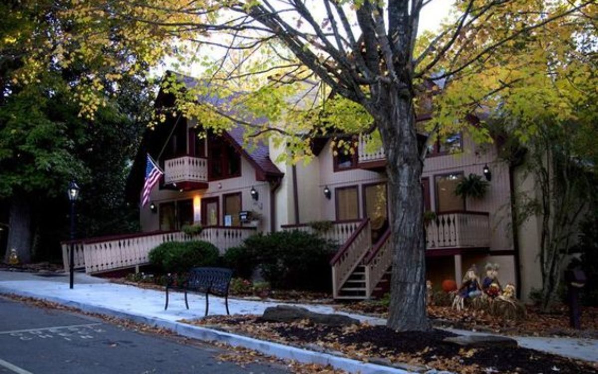 Fall photo of rental office at Loreley Resort